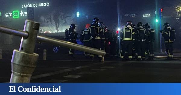 Seis vehículos calcinados en el incendio de un coche en un aparcamiento de Madrid