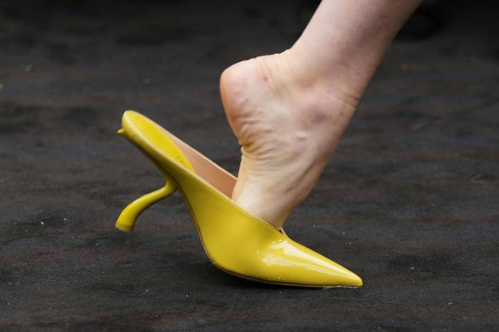 Ferragamo’s chartreuse bags and shoes pop against 1920s- inspired co-ed collection – Winnipeg Free Press