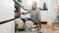Está usando mal su lavavajillas: un truco sencillo para que las tazas no queden llenas de agua