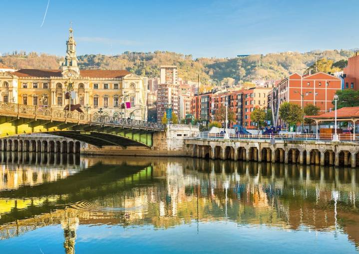 Un recorrido imperdible por las playas, museos de vanguardia y viñedos históricos