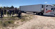 Abandonan tráiler con más de 100 migrantes en comunidad de Durango