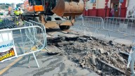 Adiós al último vestigio del paso de los trenes de Feve por La Felguera: el Adif retira los raíles del paso a nivel clausurado en Langreo Centro tras el soterramiento
