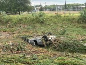 Localizan auto arrastrado por corriente de arroyo en Apodaca