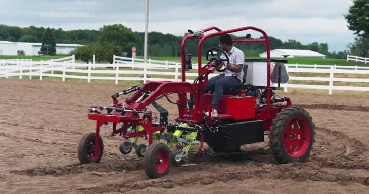 Michigan farmers get first look at electric tractor