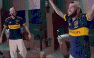 El brasileño Dani Alves enloqueció a los hinchas de Boca posando con la camiseta