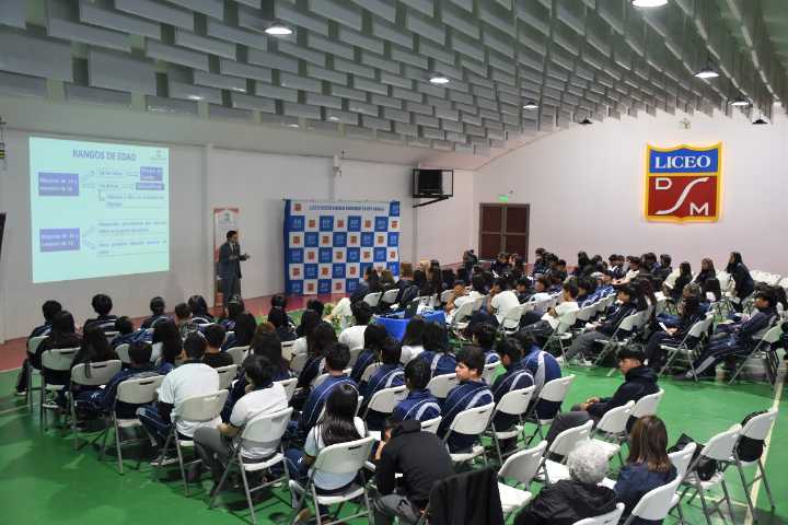 Jóvenes de Arica aprenden sobre la Ley de Responsabilidad Penal en una charla educativa