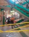 Diez heridos dejó colapso de una escalera en un edificio