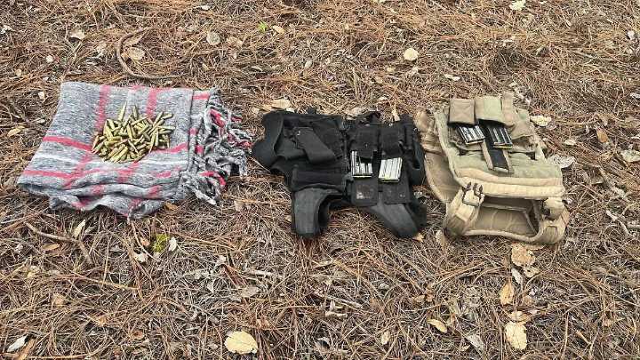 Aseguran cartuchos, cargadores y chalecos durante operativo en Guadalupe y Calvo