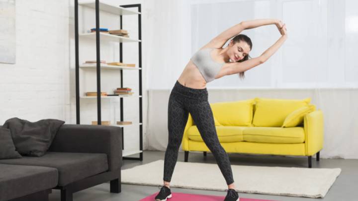 Una entrenadora enseña su rutina para todos los que quieren entrenar fuerza en casa desde cero