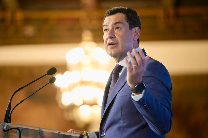 Moreno emula a Sánchez y lanza en plena precampaña electoral el libro ‘Manual de convivencia’