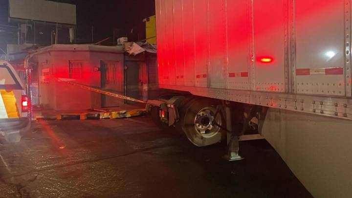 Tráiler derriba poste de la CFE y deja apagón en la colonia Independencia en Monterrey
