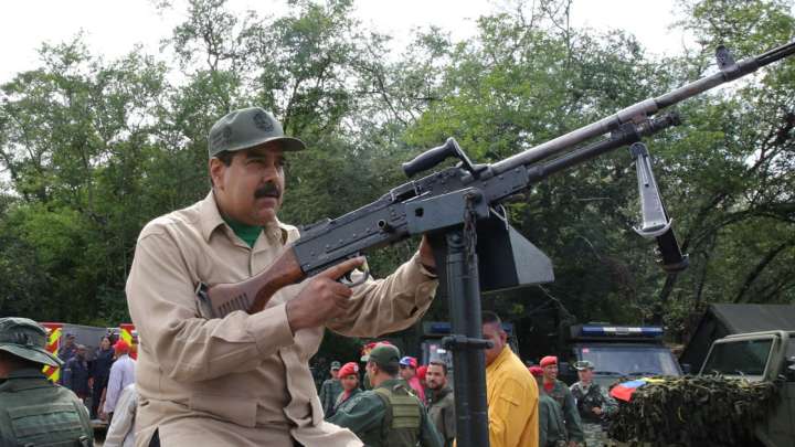 Maduro anuncia un despliegue de militares en comunidades para enseñar «manejo de armas»