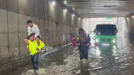 Rescatan a 63 personas atrapadas en un autobús varado por la lluvia en Río Churubusco