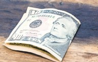 Gana peso por dólar debilitado