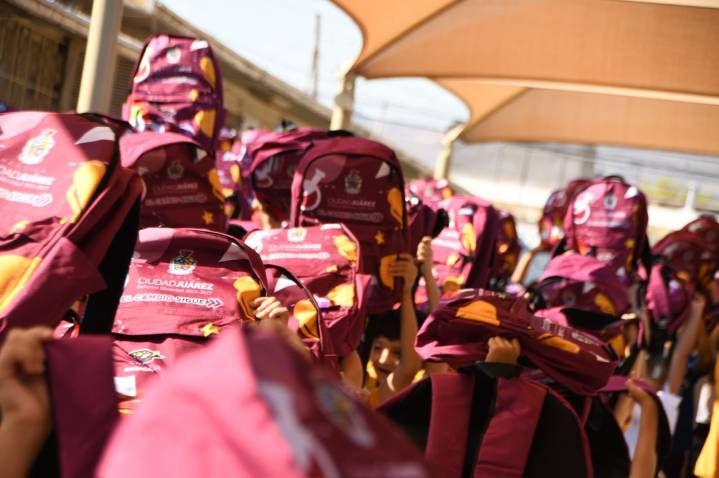 Alcalde Pérez Cuéllar entrega mochilas en la Escuela Club de Leones