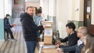Otermín votó en Banfield: “Es muy importante cuidar y fortalecer la democracia”