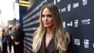 Angelina Jolie lleva la gabardina ideal y más elegante para lucir en otoño 2025 en TIFF