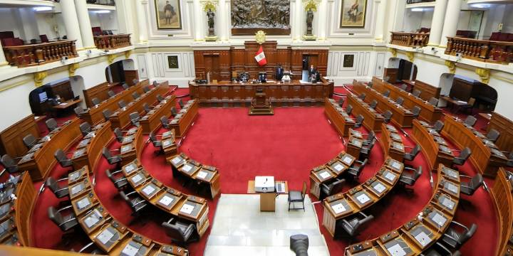 Jefe del Gabinete y Ministro de Economía sustentarán Presupuesto 2026, pero sesión se retrasa en el Parlamento debido a tardanza de congresistas
