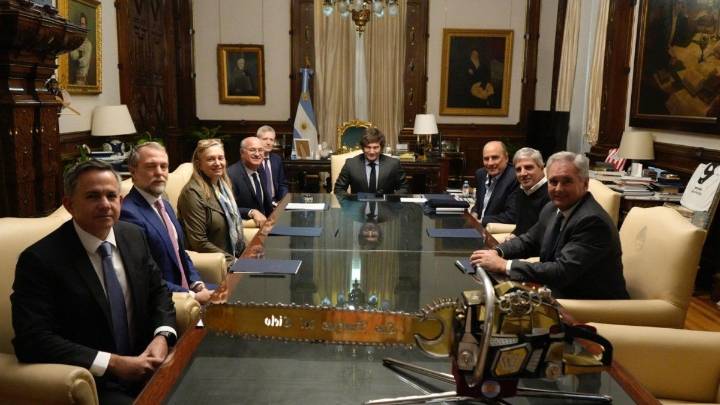 Milei y Caputo se reunieron con el presidente del Banco Interamericano de Desarrollo tras la suba del dólar