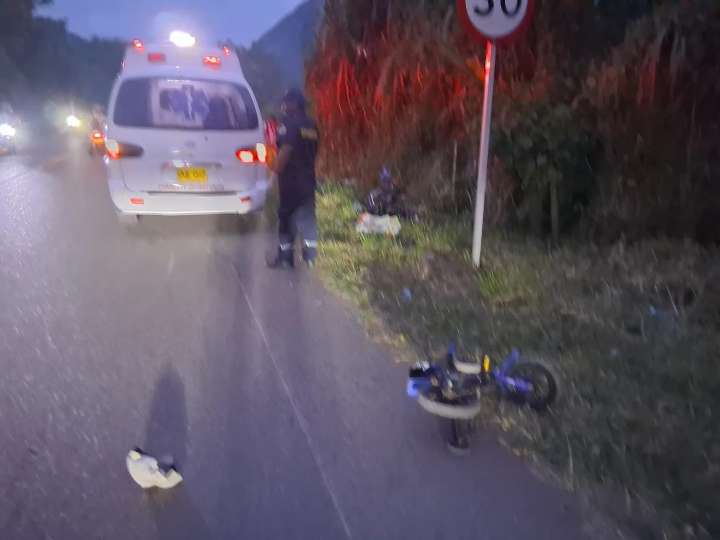 Motociclista embistió a una familia entera; entre los heridos hay un bebé de 8 meses