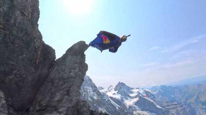 Imágenes del espectacular salto base en traje de alas a casi 350 km/h