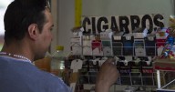 Comerciantes alertan que aumento de impuestos a cigarros impulsará contrabando y extorsión
