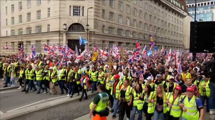 Video: Tens of thousands march in rival London protests over immigration