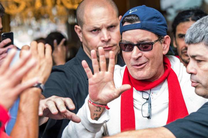 El actor Charlie Sheen cumple 60 años