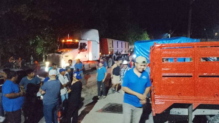 Huejutla: Tras bloqueo en la México-Tampico reestablecen servicio de energía en Tehuetlán