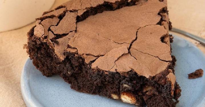 Torta de chocolate con 4 ingredientes: sin harina, sin manteca y sin aceite