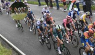 Momento de tensión en la Vuelta a España, aficionado pro Palestina causa caída del ciclista Javier Romo