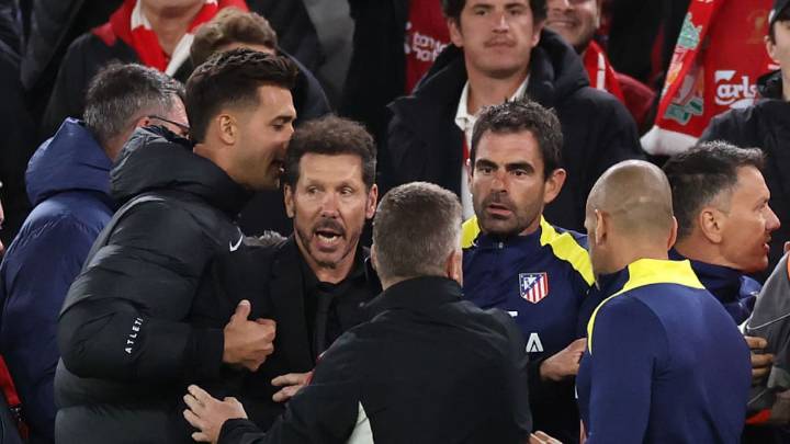 Simeone, expulsado tras encararse con un aficionado del Liverpool al que acusó de hacerle una peineta