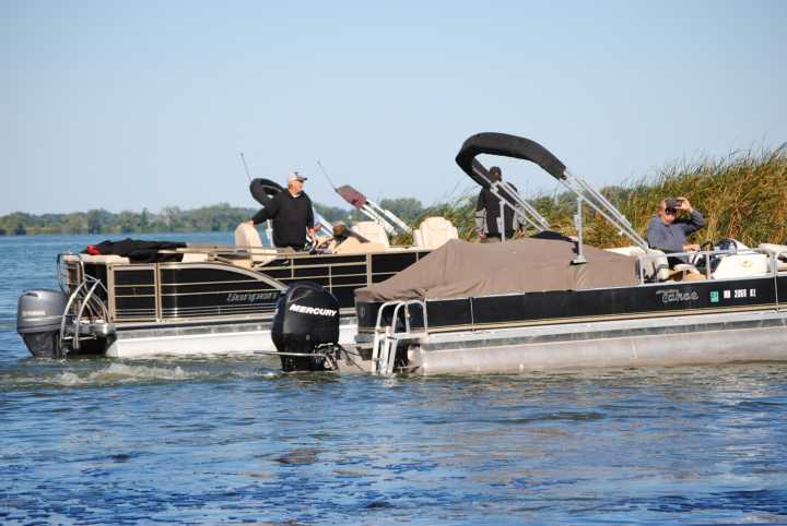 Volunteer armada handles destructive football field-sized 'big bog' on Minnesota lake