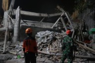 Intentan rescatar a víctimas de escuela derrumbada en Indonesia