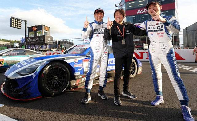 #24 Realize Corporation ADVAN Z viene de atrás para ganar en la última vuelta