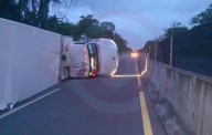 Camión repartidor vuelca en la carretera Valles