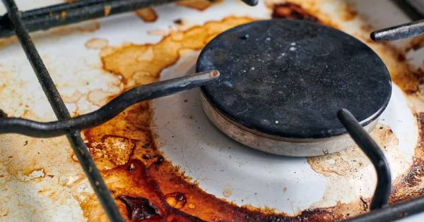 Ni vinagre ni bicarbonato: la manera fácil de limpiar el horno y las hornallas de la cocina en poco tiempo