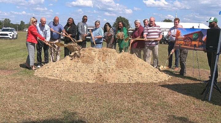 Smithville hosts ground-breaking ceremony for new Freshly’s Market