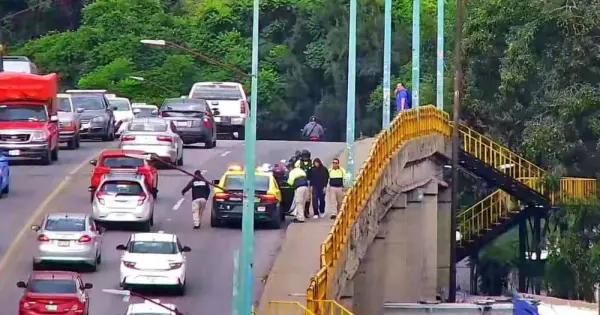 Policía Vial rescata a joven del puente de Universidad