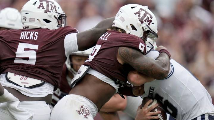 Texas A&M's Cashius Howell sacks Utah State QB three times in a row