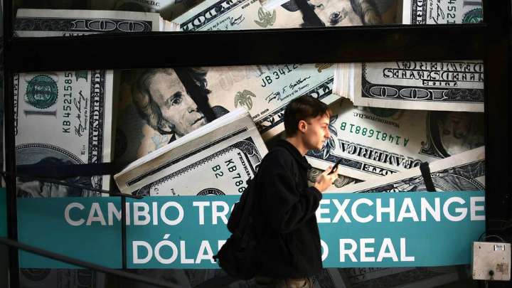 El dólar oficial ya está cerca de los 1400 pesos