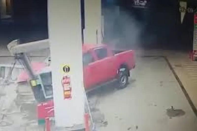 VIDEO: Conductor alcoholizado se estrelló contra una estación de servicio