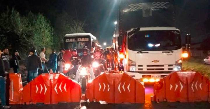 Por manifestaciones, hay cierre en la vía que conecta a Medellín y el Eje Cafetero en Caldas, Antioquia