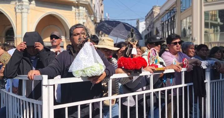 VIDEO: Los devotos acampan frente a la Catedral, esperando la salida del Señor y la Virgen