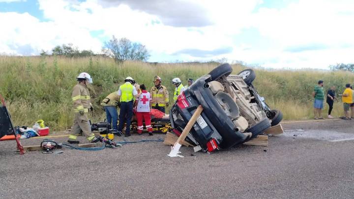 Volcadura deja dos lesionados de consideración en la carretera a Cuauhtémoc