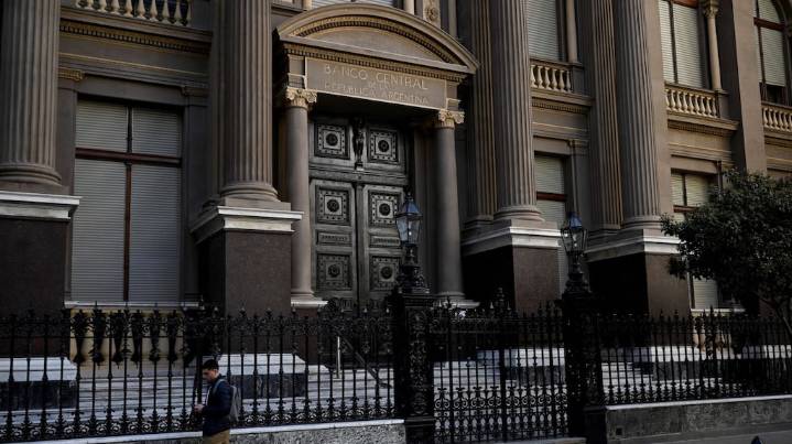 El dólar oficial se alejó del techo de la banda y el Banco Central no intervino en el mercado de cambios