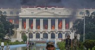 Manifestantes incendian edificios en Nepal en protesta contra prohibición de redes sociales