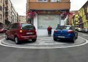 Una colección de coches sobre las aceras en las nuevas calles escolares de Salamanca ocupa el lugar de la clásica 'doble fila'