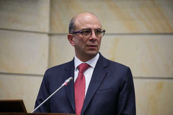 Elección de Carlos Camargo, sacude al Gobierno y causa salida de 3 ministros