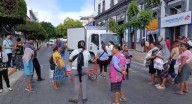 Vendedoras de Coapan cierran calles del centro para exigir respeto a sus lugares de venta